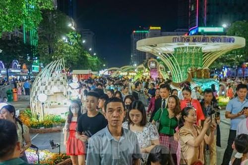 Nhiều khu vui chơi ở TPHCM đông nghịt chiều mùng 3 Tết