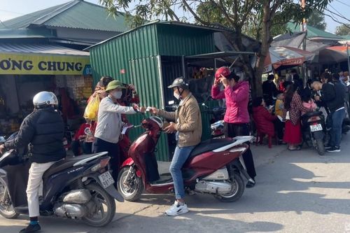 Loạn giá dịch vụ trông giữ xe tại Đền ông Hoàng Mười dịp đầu năm mới