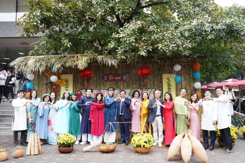Sinh viên quốc tế hào hứng trải nghiệm Tết cổ truyền Việt Nam
