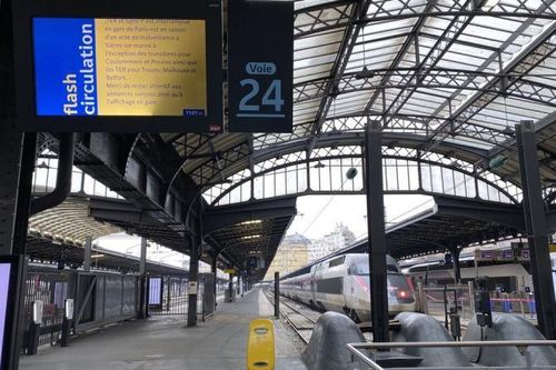 Một nhà ga ở Paris phải đóng cửa do hành vi phá hoại