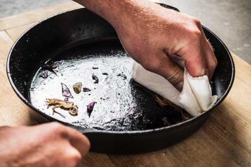 Dùng nước nóng để rửa chảo dầu mỡ tưởng đúng hóa hóa ra là sai lầm: Chuyên gia lý giải