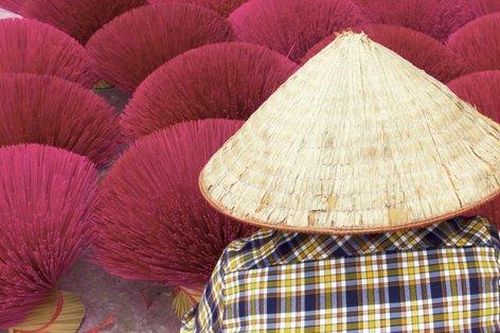 Báo nước ngoài ấn tượng với làng nghề làm hương trăm tuổi của Việt Nam