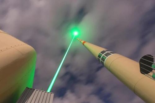 Các nhà khoa học lần đầu tiên dùng laser 'dẫn đường' tia sét