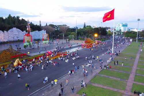 Nhiều đoàn khách đến với miền Trung và Tây Nguyên du Xuân