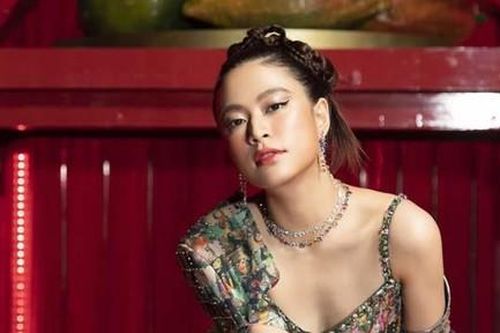 Hoàng Thùy Linh khoe sắc với MV 'xông đất' năm mới