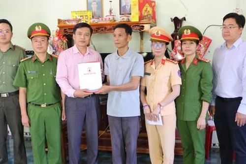 Trao sổ tiết kiệm cho gia đình chiến sĩ hy sinh khi đi làm nhiệm vụ