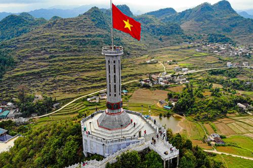 Đắm mình với vẻ đẹp hùng vĩ của những cung đường, sông núi Hà Giang