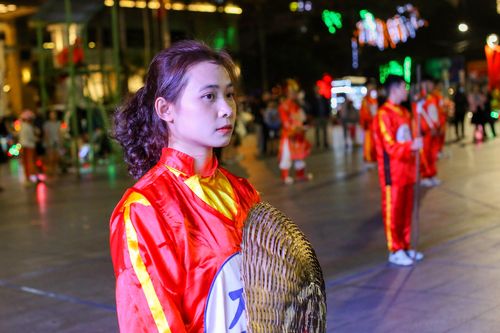 Nam thanh nữ tú 'tỉ thí võ công' trong hội Cờ người ở Bình Định