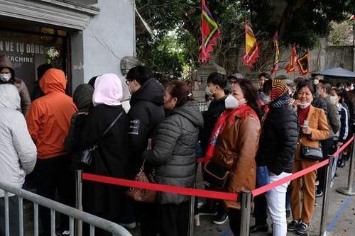 Khách thăm Tứ Trấn Thăng Long quá đông, xếp hàng nửa giờ mới mua được vé