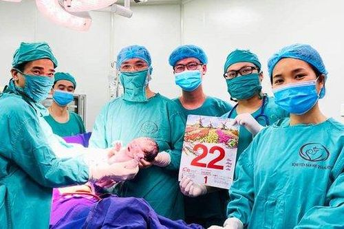 Hình ảnh 'công dân nhí' đầu tiên ở Quảng Ninh chào đời năm Quý Mão 2023