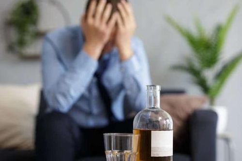 Đau đầu sau uống rượu bia có nên dùng thuốc giảm đau?