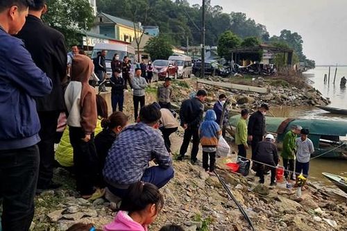Người dân phát hiện và làm nghi lễ chôn cất xác cá voi trôi dạt vào bờ