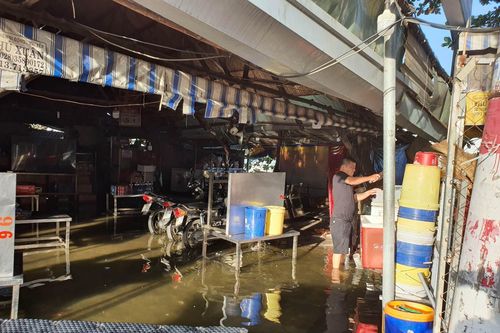 Nhiều nhà dân ở TP.HCM ngập sâu do triều cường
