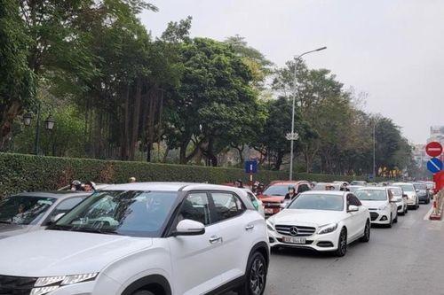 Điểm nhấn giao thông ngày Mùng 4 Tết: Các điểm du lịch ùn tắc