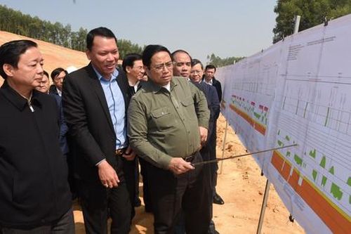 Thủ tướng kiểm tra, đôn đốc dự án cao tốc Tuyên Quang-Phú Thọ, chúc Tết công nhân và người dân khu tái định cư