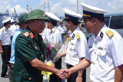 Vị 'tướng già' mang quà ra Trường Sa