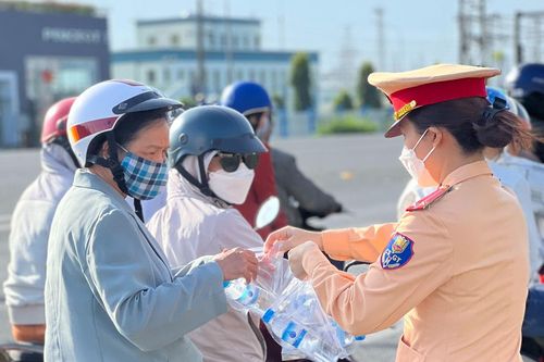 Công an Đồng Nai 'tiếp sức' người dân trở lại sau Tết
