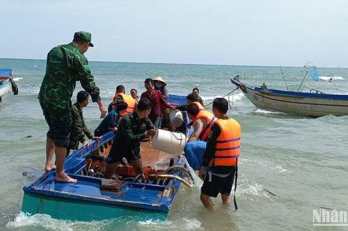 Trục vớt 2 vỏ composite của người dân gặp nạn trên biển Kiên Giang