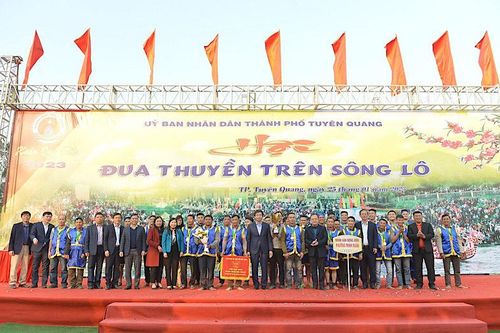 Tuyên Quang tổ chức hội đua thuyền trên sông Lô