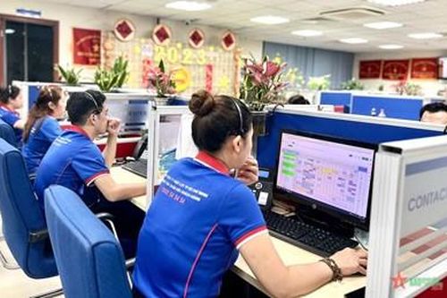 Những người âm thầm giữ dòng điện xuyên suốt ngày Tết