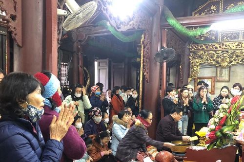 Siêu thị mở cửa trở lại, người dân nô nức đi lễ đền chùa