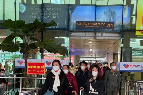 Mùng 4 tết, sân bay Tân Sơn Nhất đón lượng khách kỷ lục