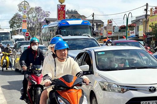 Du khách nườm nượp du xuân, Đà Lạt ùn ứ ở nhiều tuyến đường