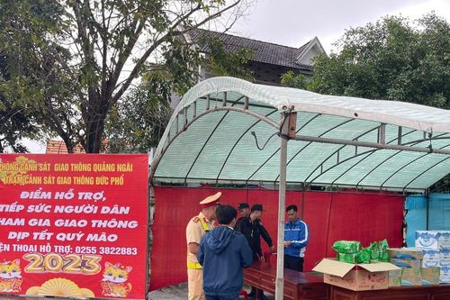 CSGT tiếp sức người dân đi xe máy qua địa phận Quảng Ngãi vào Nam sau tết
