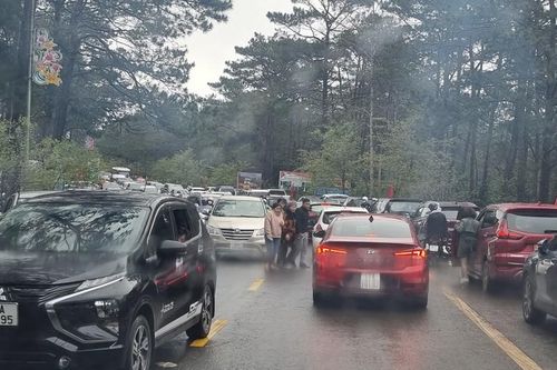 Kon Tum: Măng Đen 'kẹt cứng' ngày mùng 4 Tết dù thời tiết mưa lạnh