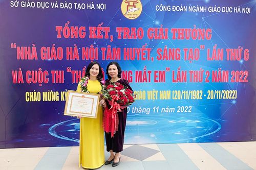 Cô Tổng phụ trách với sáng kiến cổng trường an toàn