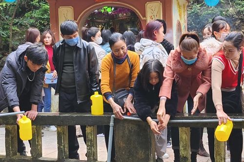 Hàng nghìn người xin 'nước thánh' cầu may tại Na Sơn Động Phủ