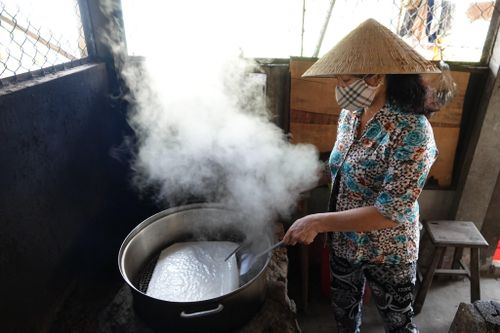 Dòng họ lâu đời ở Cần Thơ kể chuyện làm bánh phồng tôm truyền thống