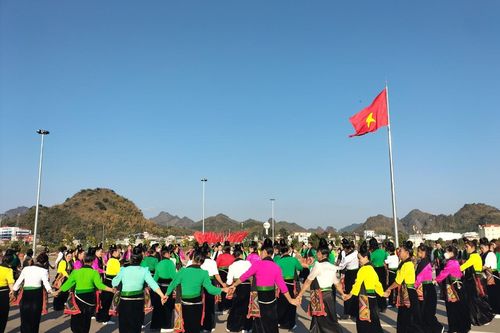 Hơn 1.200 diễn viên múa vòng xòe đoàn kết tại Hội Xuân dâng Bác ở Sơn La