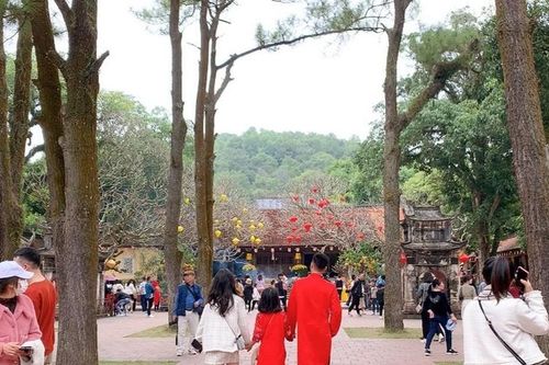 Hàng ngàn người đến Chùa Côn Sơn du xuân dịp đầu xuân năm mới