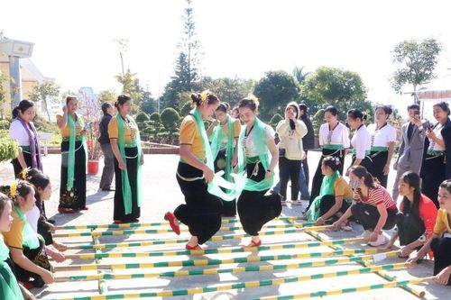 Xuân về bản Thái
