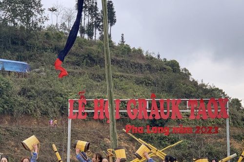 Người dân nô nức dự Lễ hội Gầu Tào