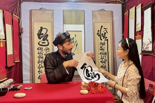 'Ông đồ' ngoại quốc tham dự Hội chữ xuân Quý Mão
