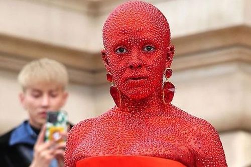 Doja Cat đính 30.000 viên pha lê lên người