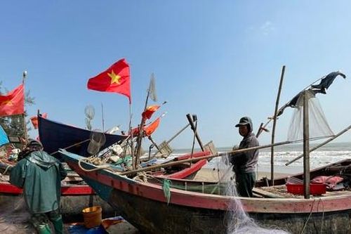 Nắng ấm ngày mùng 4 Tết, ngư dân Thanh Hóa hào hứng đón 'lộc biển' đầu năm