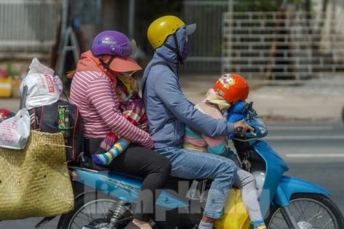 Mùng Bốn Tết, người dân miền Tây lỉnh kỉnh đồ đạc quay lại TPHCM