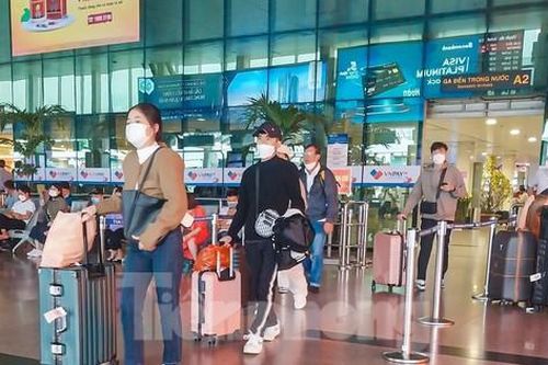 Sân bay Tân Sơn Nhất đón 60.000 người trở lại TPHCM trong chiều mùng Bốn