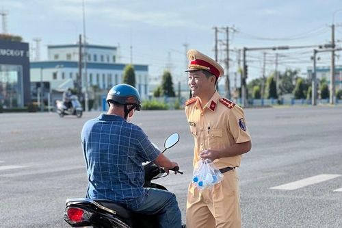 Người dân được phát nước và khăn lạnh miễn phí khi trở lại thành phố làm việc sau Tết