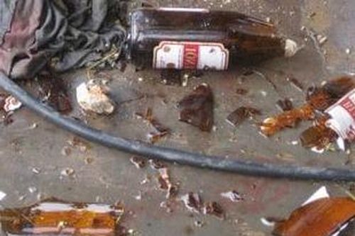 Chủ quán và nhân viên karaoke ném vỏ chai bia làm hai chiến sĩ Công an bị thương