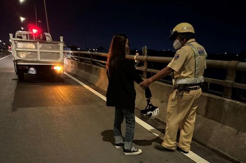 TP Hồ Chí Minh: CSGT ngăn cản kịp thời cô gái có ý định nhảy cầu tự tử