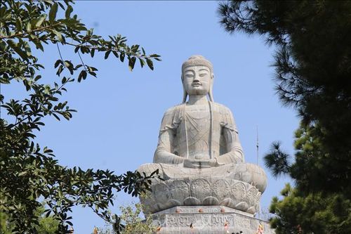Người dân nô nức về hội Phật Tích