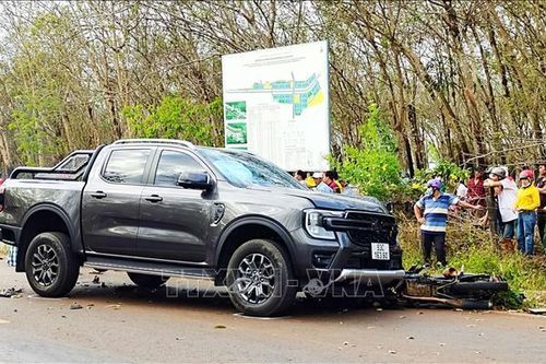 Xe máy đấu đầu ô tô bán tải, hai người tử vong