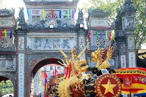 'Biển người' tham gia khai hội rước pháo Đồng Kỵ