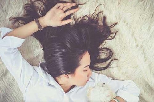6 tác hại của việc xõa tóc khi đi ngủ khiến chị em giật mình