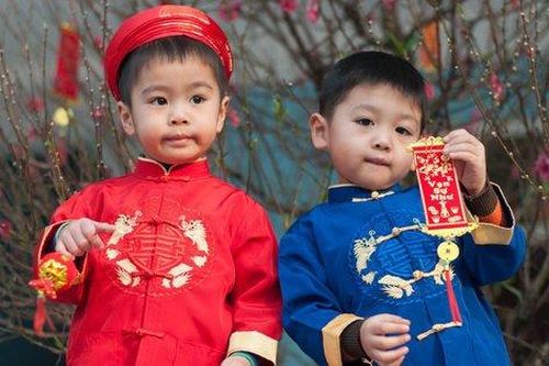 'Sao lì xì của cậu lại nhiều hơn của tớ nhỉ?' – Câu nói của con khiến tôi muốn độn thổ