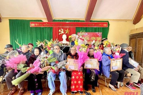 Nét đẹp phong tục chúc thọ đầu năm mới
